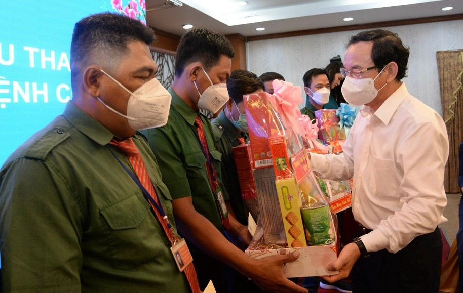 Xin nghiêng mình trước những con người thầm lặng! Xin nghiêng mình trước những con người thầm lặng!