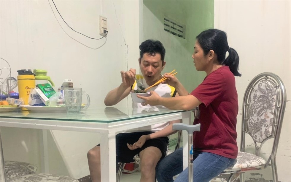 “Từ ngày anh bị tai nạn, tất cả trở về con số không, nhưng tôi không tuyệt vọng” “Từ ngày anh bị tai nạn, tất cả trở về con số không, nhưng tôi không tuyệt vọng”