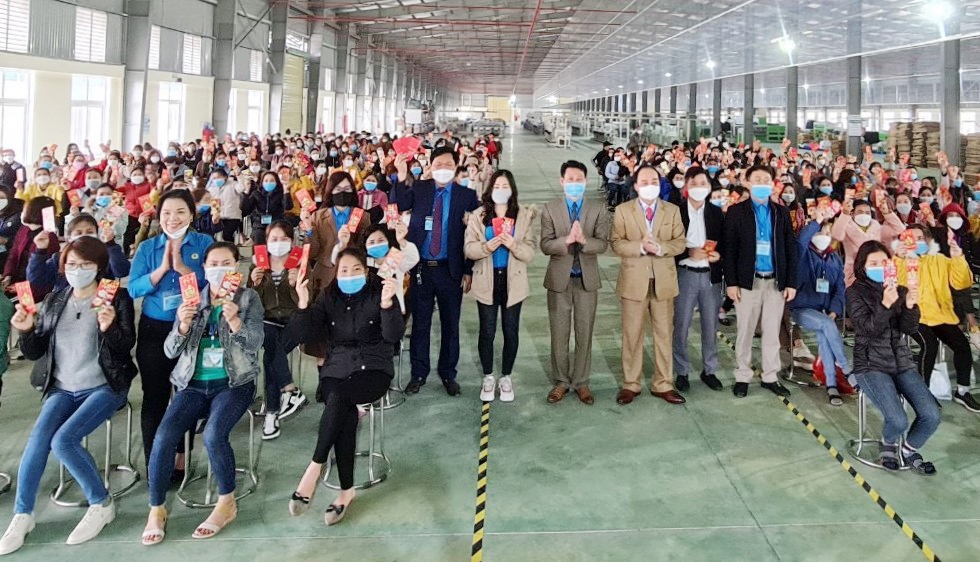 LĐLĐ tỉnh Nghệ An thăm hỏi, lì xì cho công nhân lao động trong ngày đi làm trở lại LĐLĐ tỉnh Nghệ An thăm hỏi, lì xì cho công nhân lao động trong ngày đi làm trở lại