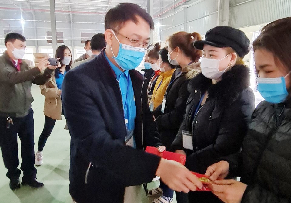 LĐLĐ tỉnh Nghệ An thăm hỏi, lì xì cho công nhân lao động trong ngày đi làm trở lại LĐLĐ tỉnh Nghệ An thăm hỏi, lì xì cho công nhân lao động trong ngày đi làm trở lại