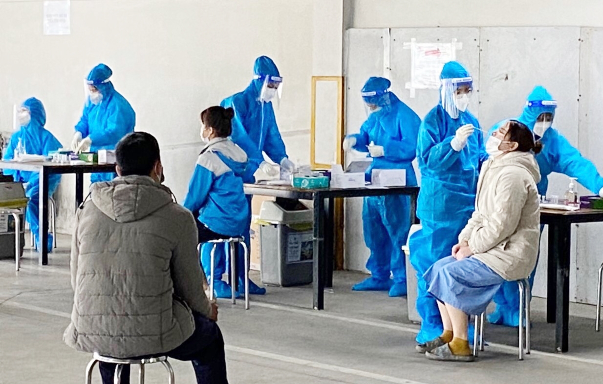 Người lao động phấn khởi trong ngày “khai Xuân, mở máy” đầu năm Người lao động phấn khởi trong ngày “khai Xuân, mở máy” đầu năm