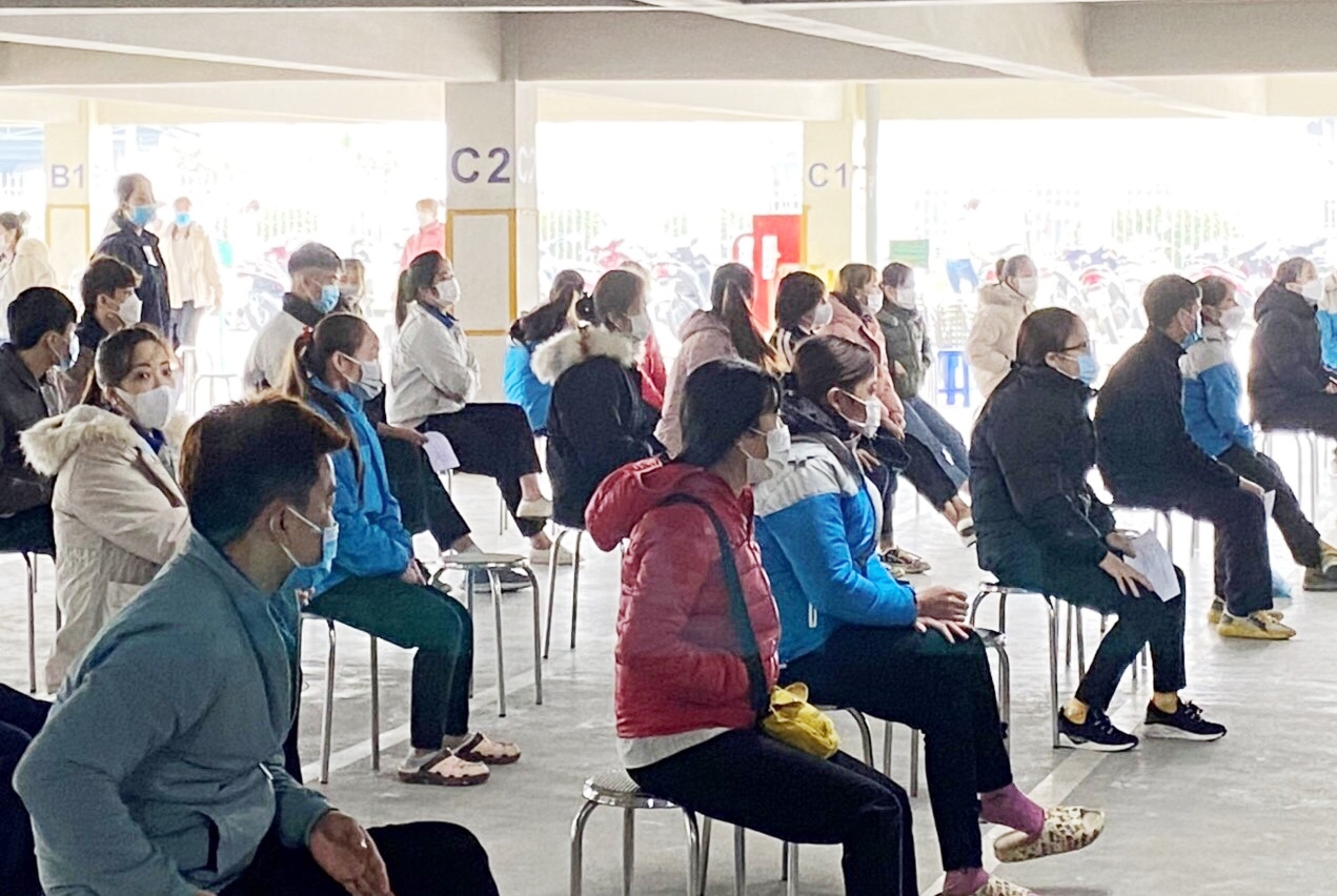 Người lao động phấn khởi trong ngày “khai Xuân, mở máy” đầu năm Người lao động phấn khởi trong ngày “khai Xuân, mở máy” đầu năm