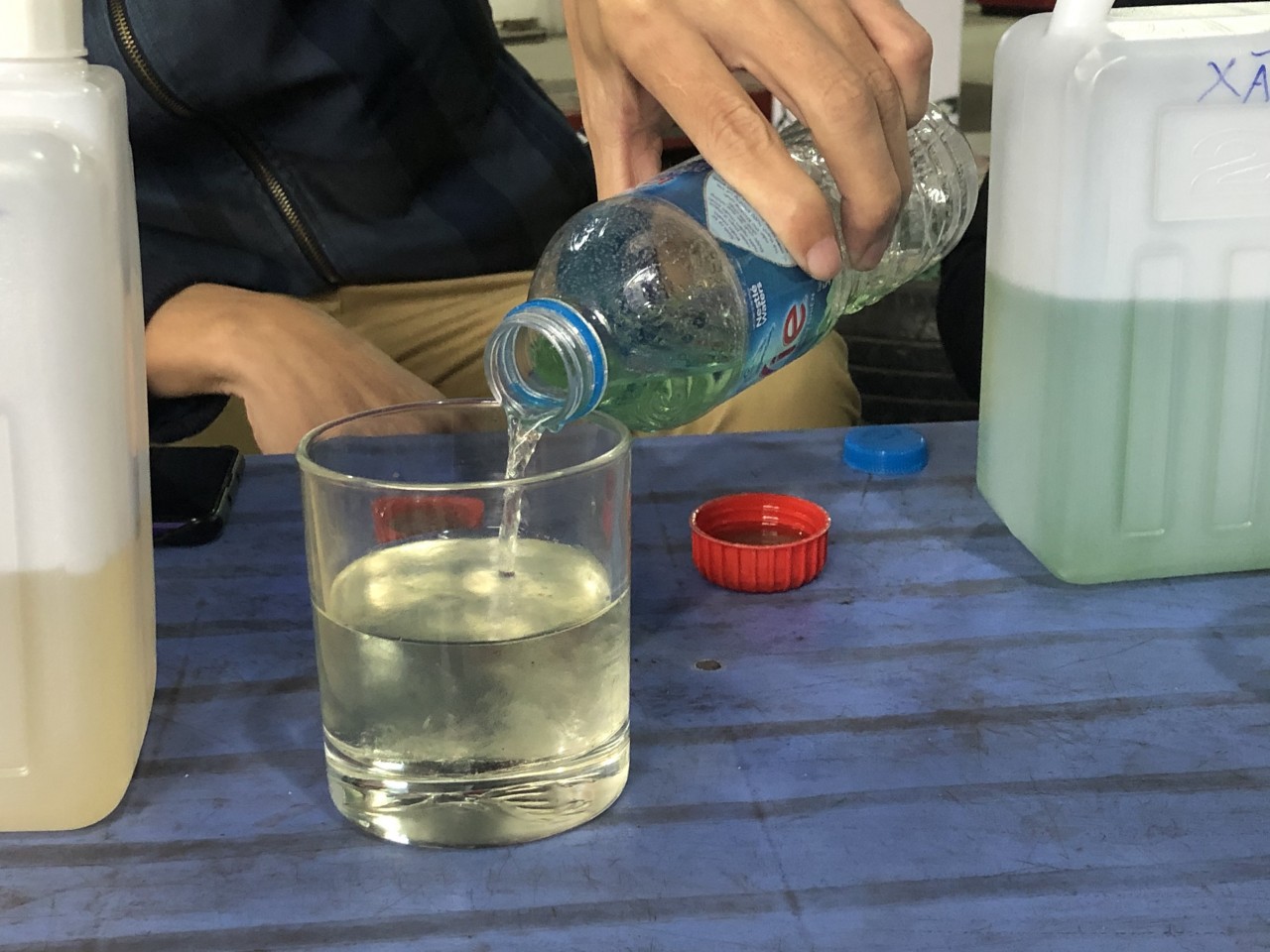 Thử nghiệm thực tế: Xăng A95 có thể hòa tan vào dầu diesel Thử nghiệm thực tế: Xăng A95 có thể hòa tan vào dầu diesel