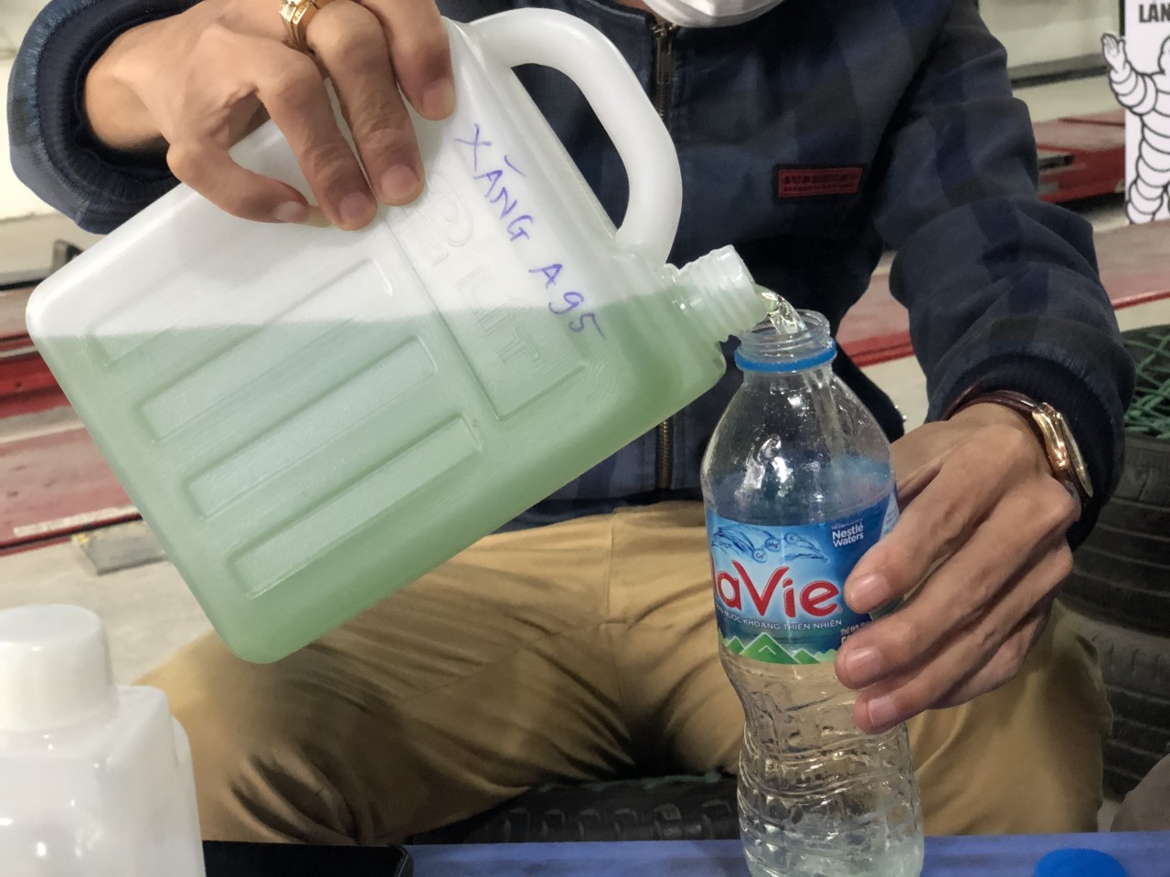 Thử nghiệm thực tế: Xăng A95 có thể hòa tan vào dầu diesel Thử nghiệm thực tế: Xăng A95 có thể hòa tan vào dầu diesel