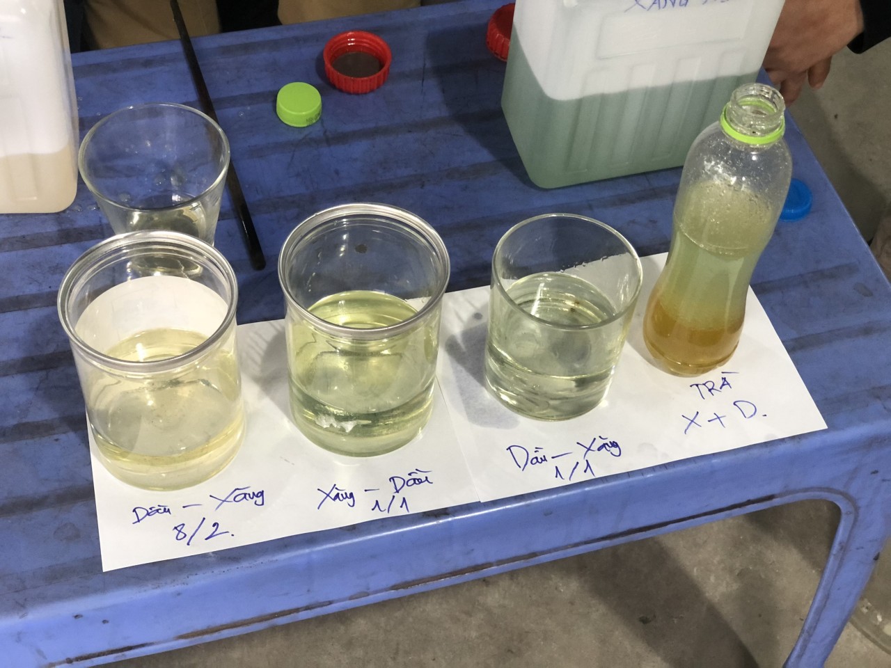 Thử nghiệm thực tế: Xăng A95 có thể hòa tan vào dầu diesel Thử nghiệm thực tế: Xăng A95 có thể hòa tan vào dầu diesel