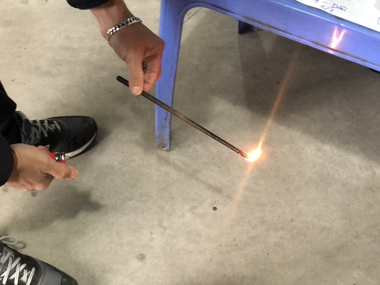 Thử nghiệm thực tế: Xăng A95 có thể hòa tan vào dầu diesel Thử nghiệm thực tế: Xăng A95 có thể hòa tan vào dầu diesel