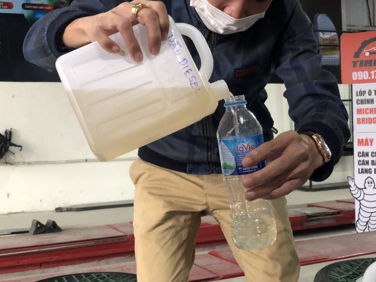 Thử nghiệm thực tế: Xăng A95 có thể hòa tan vào dầu diesel Thử nghiệm thực tế: Xăng A95 có thể hòa tan vào dầu diesel