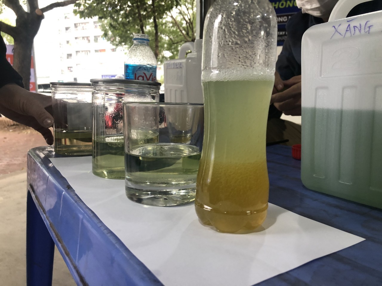 Thử nghiệm thực tế: Xăng A95 có thể hòa tan vào dầu diesel Thử nghiệm thực tế: Xăng A95 có thể hòa tan vào dầu diesel