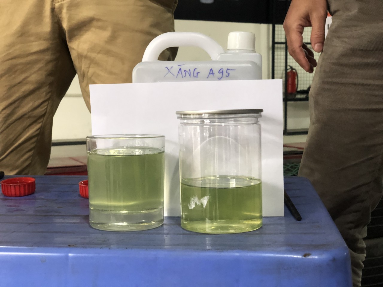 Thử nghiệm thực tế: Xăng A95 có thể hòa tan vào dầu diesel Thử nghiệm thực tế: Xăng A95 có thể hòa tan vào dầu diesel