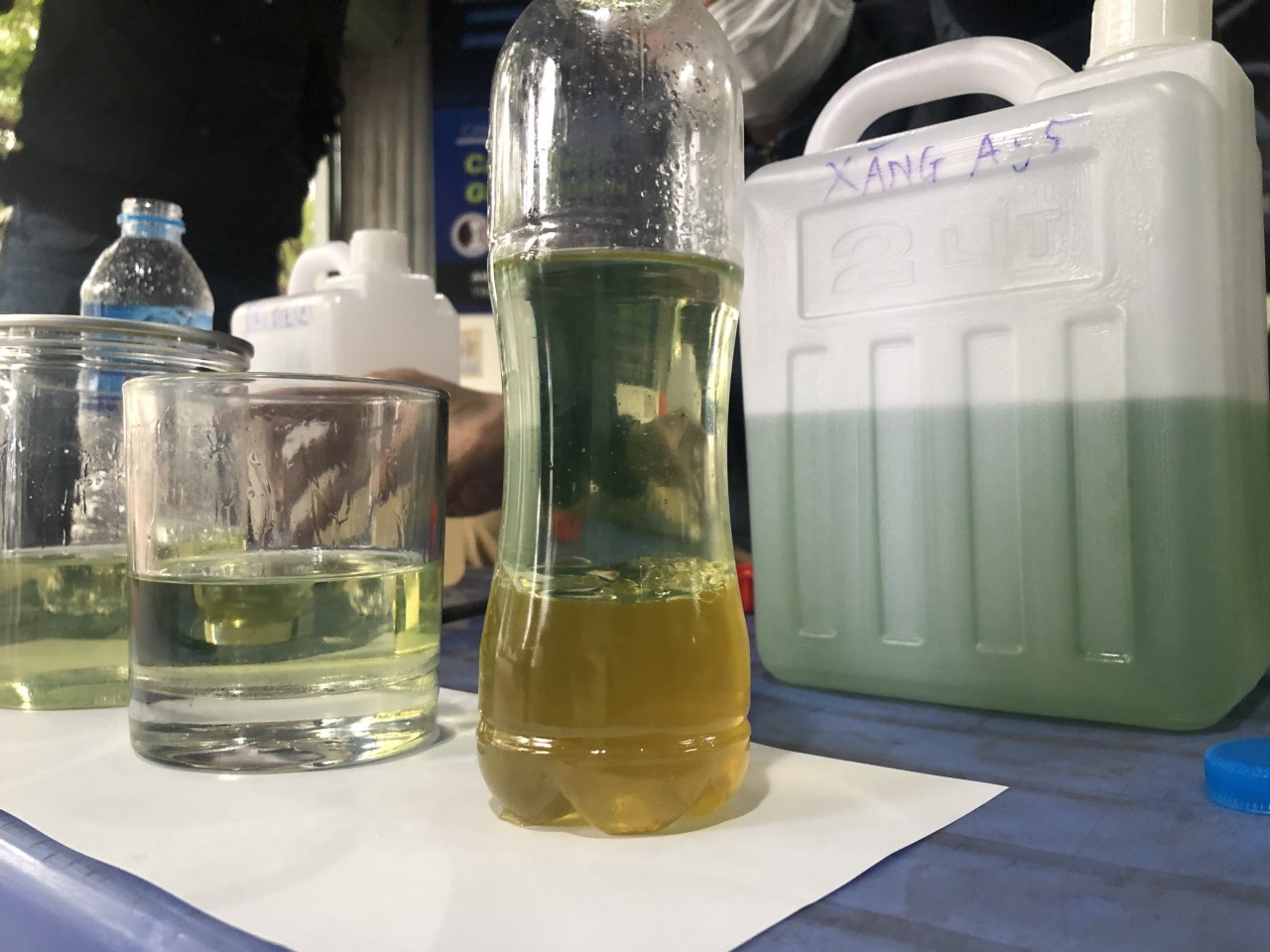 Thử nghiệm thực tế: Xăng A95 có thể hòa tan vào dầu diesel Thử nghiệm thực tế: Xăng A95 có thể hòa tan vào dầu diesel