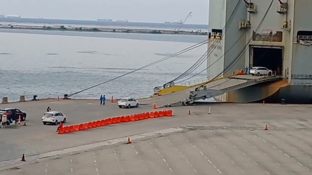 Dàn xe Toyota Veloz và Avanza 2022 tập kết ở cảng Indonesia, chuẩn bị về Việt Nam