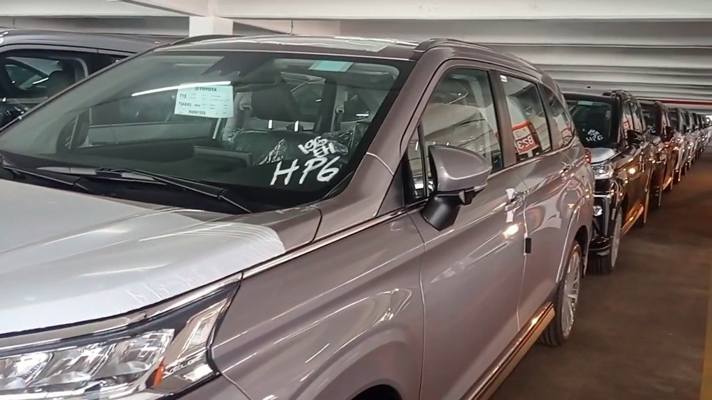 Dàn xe Toyota Veloz và Avanza 2022 tập kết ở cảng Indonesia, chuẩn bị về Việt Nam