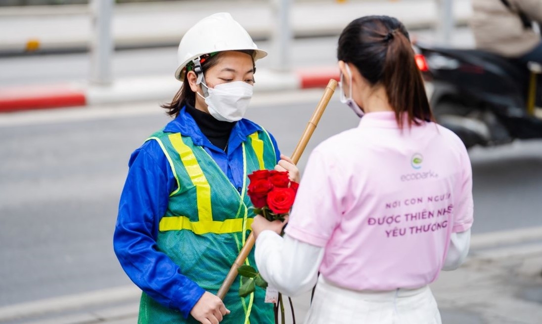 99.999 bông hồng của Ecopark và tranh cãi của người đời 99.999 bông hồng của Ecopark và tranh cãi của người đời