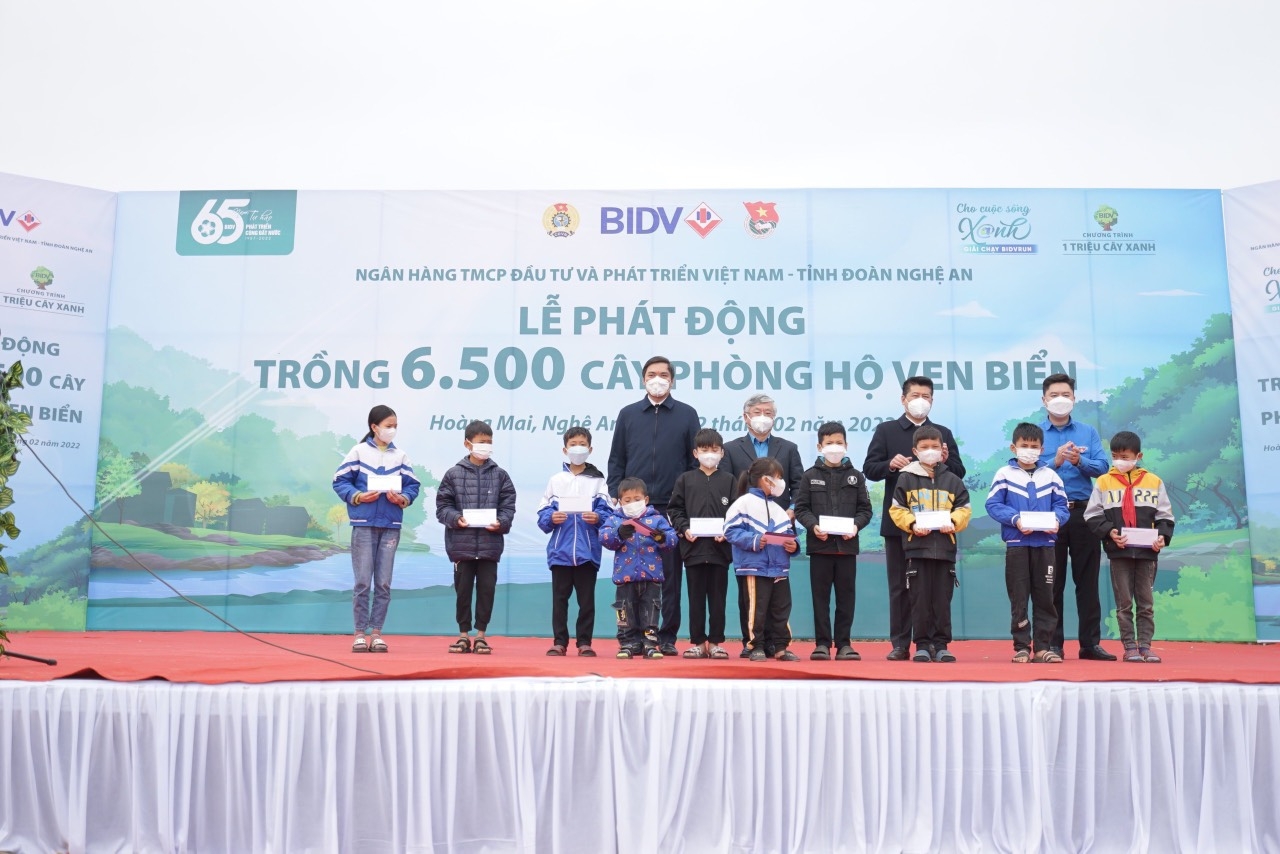 Ngân hàng BIDV trồng 6.500 cây xanh tại Nghệ An Ngân hàng BIDV trồng 6.500 cây xanh tại Nghệ An
