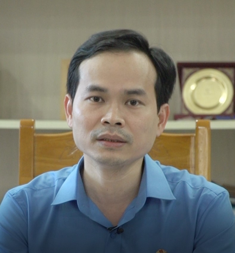 Đến từng nhà, rà từng tài khoản để trao tiền hỗ trợ