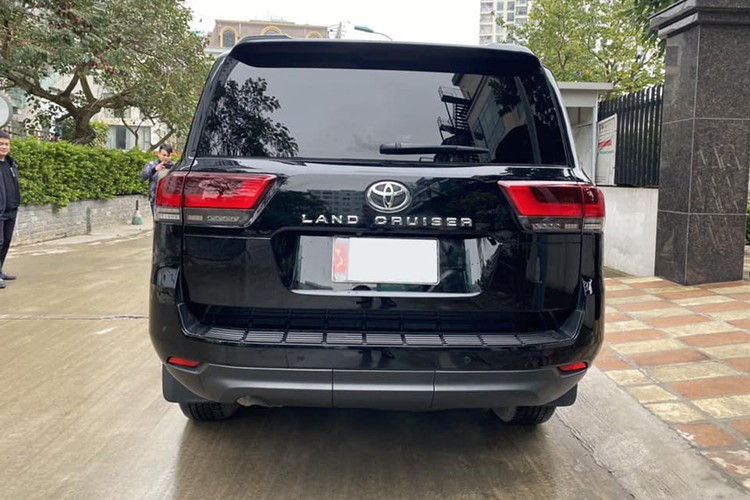 Toyota Land Cruiser LC300 chạy 13.000 km bán đắt hơn xe mới
