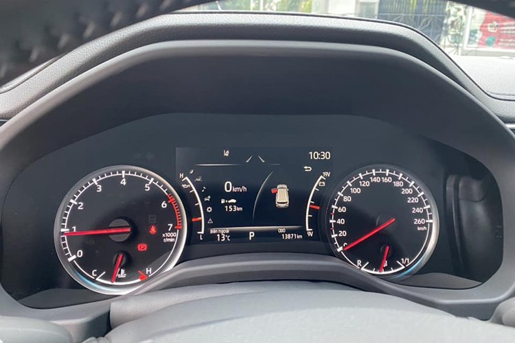 Toyota Land Cruiser LC300 chạy 13.000 km bán đắt hơn xe mới