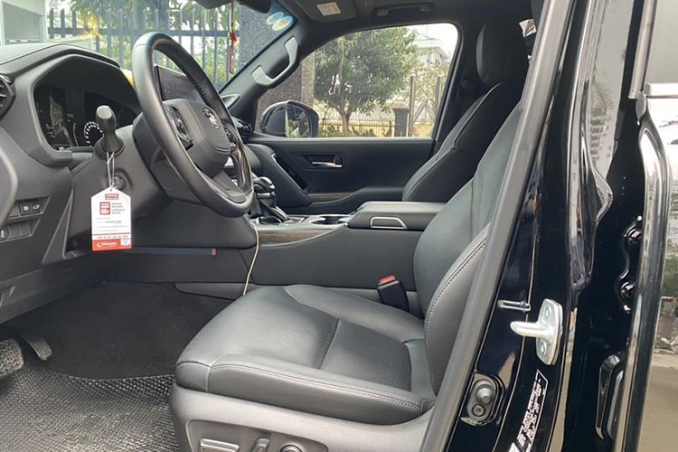 Toyota Land Cruiser LC300 chạy 13.000 km bán đắt hơn xe mới