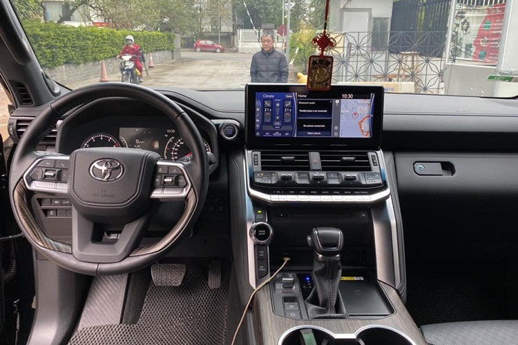 Toyota Land Cruiser LC300 chạy 13.000 km bán đắt hơn xe mới