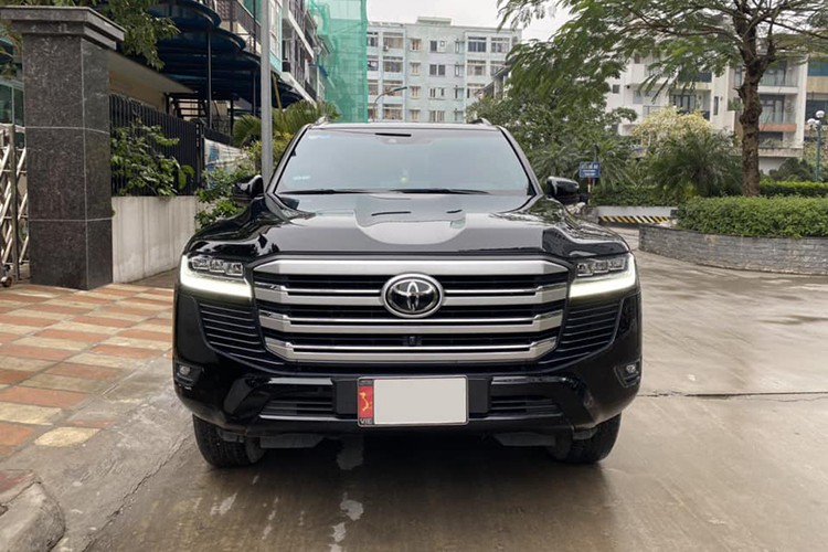 Toyota Land Cruiser LC300 chạy 13.000 km bán đắt hơn xe mới