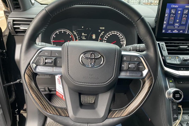 Toyota Land Cruiser LC300 chạy 13.000 km bán đắt hơn xe mới