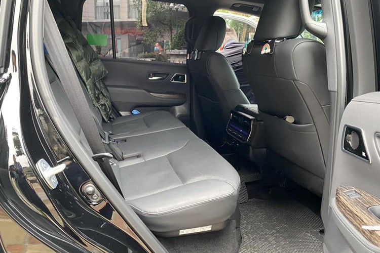 Toyota Land Cruiser LC300 chạy 13.000 km bán đắt hơn xe mới