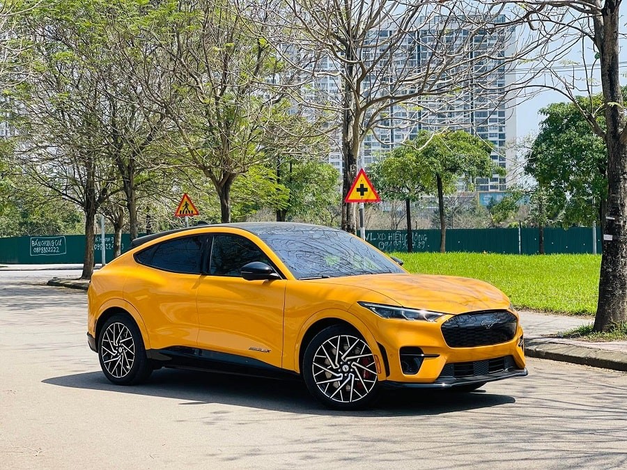 Cận cảnh xe điện Ford Mustang E-Mach đầu tiên tại Việt Nam