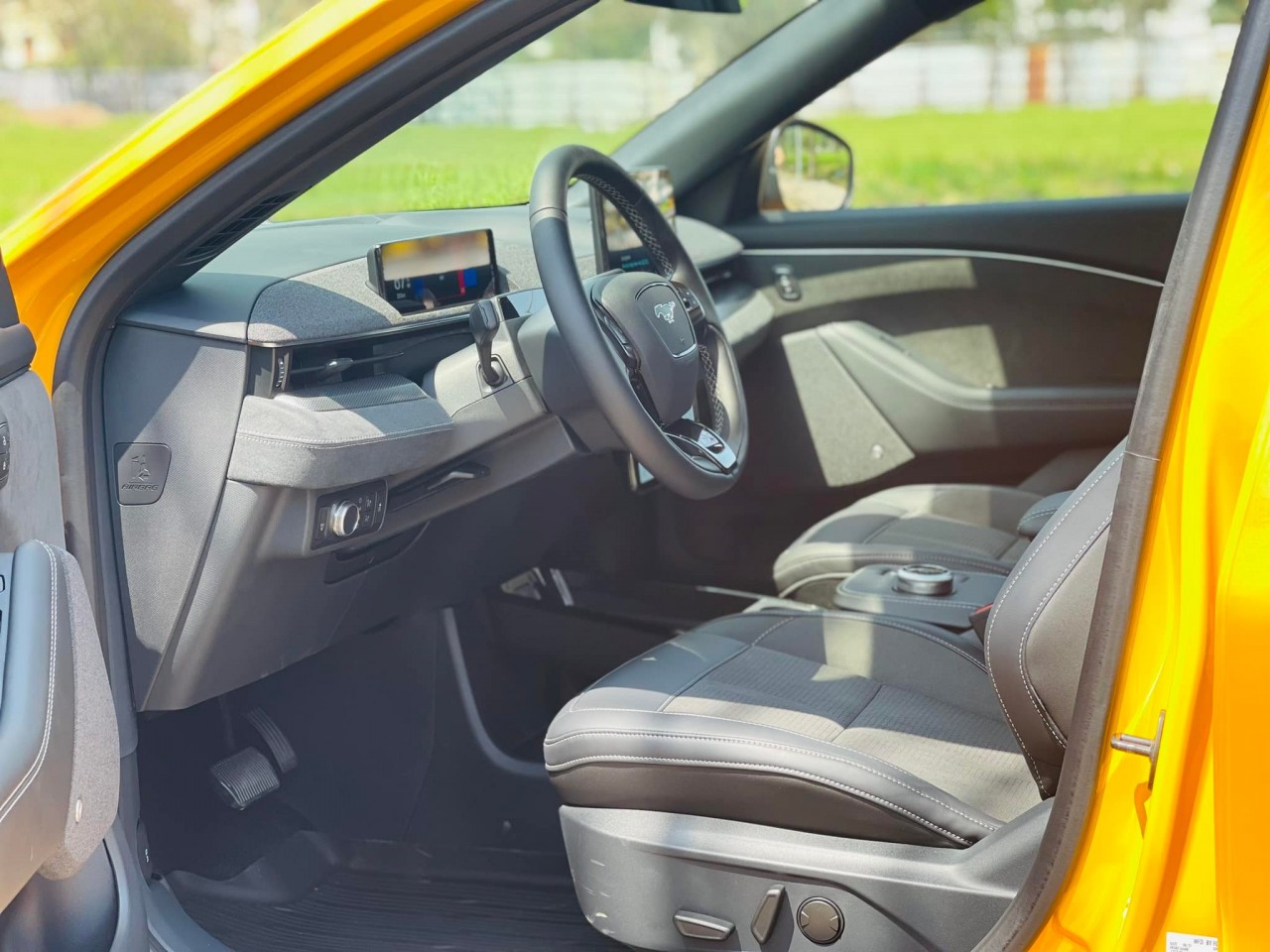 Cận cảnh xe điện Ford Mustang E-Mach GT đầu tiên tại Việt Nam