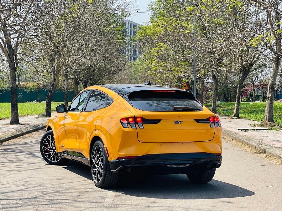 Cận cảnh xe điện Ford Mustang E-Mach đầu tiên tại Việt Nam