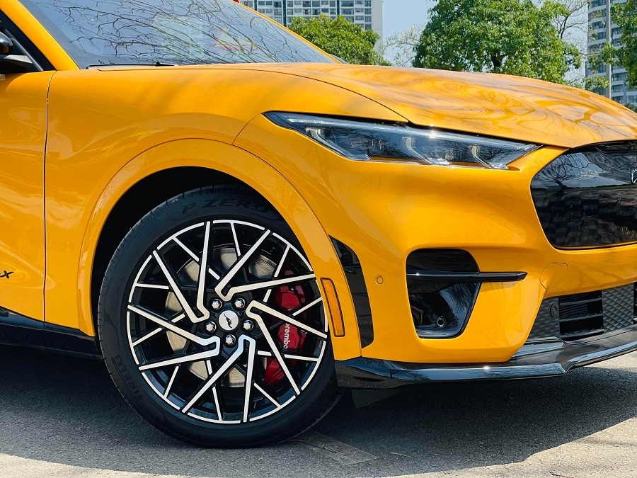 Cận cảnh xe điện Ford Mustang E-Mach đầu tiên tại Việt Nam