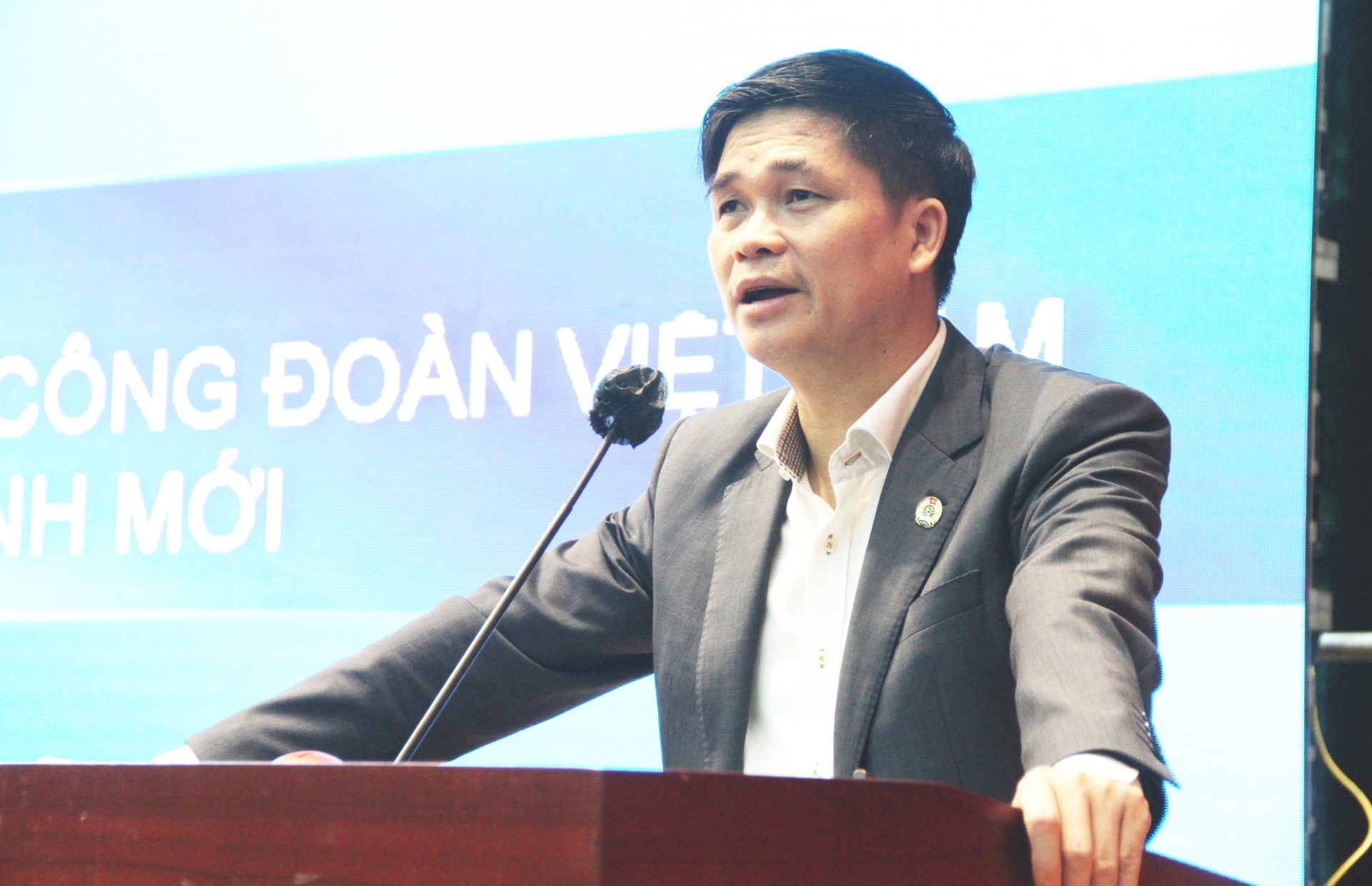 “Cần đổi mới mạnh mẽ, thực chất tổ chức và hoạt động Công đoàn trong tình hình mới” “Cần đổi mới mạnh mẽ, thực chất tổ chức và hoạt động Công đoàn trong tình hình mới”