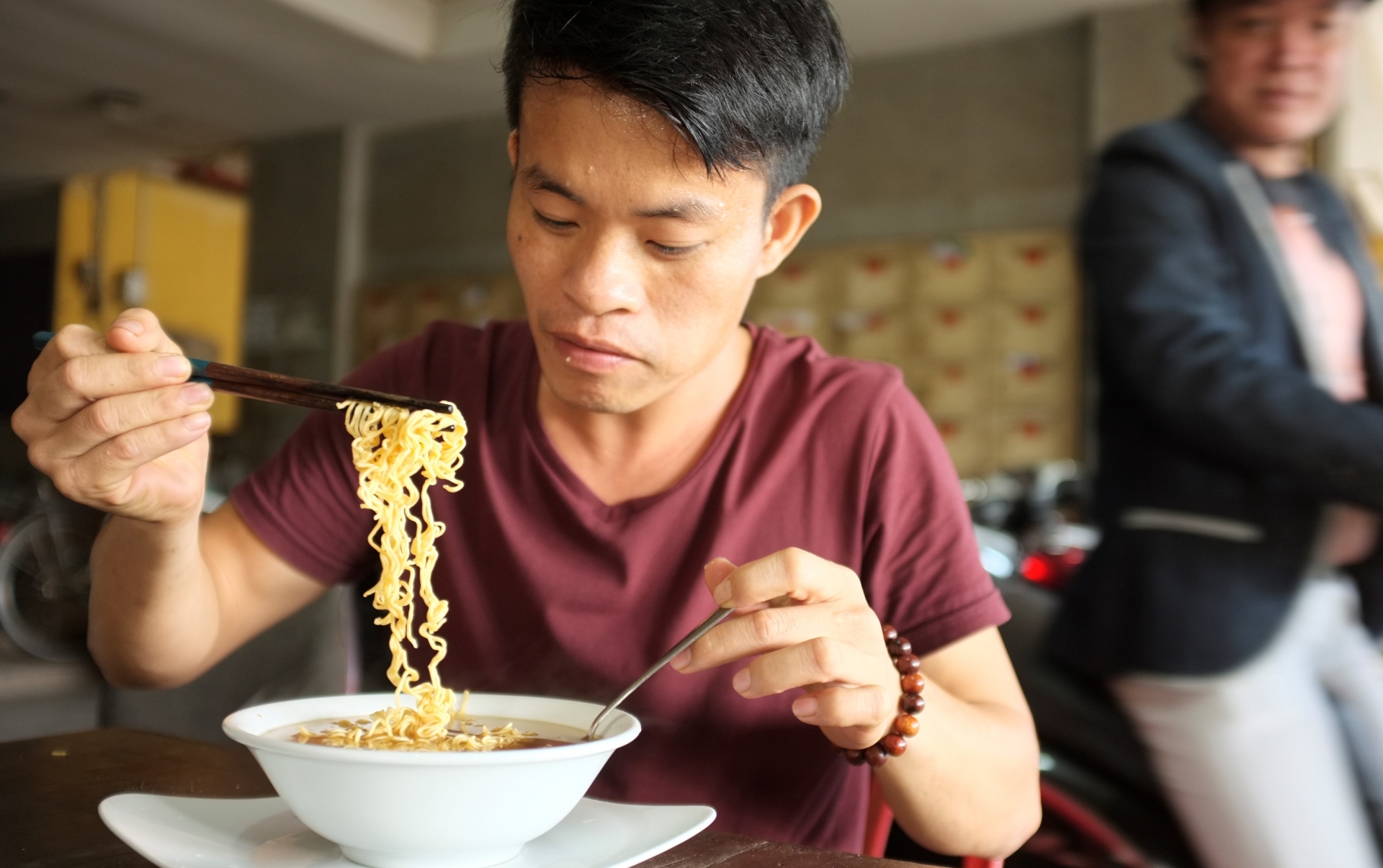 Bát mì tôm và sức ép giá cả Bát mì tôm và sức ép giá cả