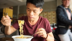 Bát mì tôm và sức ép giá cả