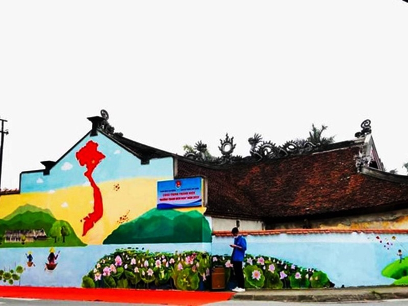 Đằng sau bức bích họa trên ngôi đình cổ