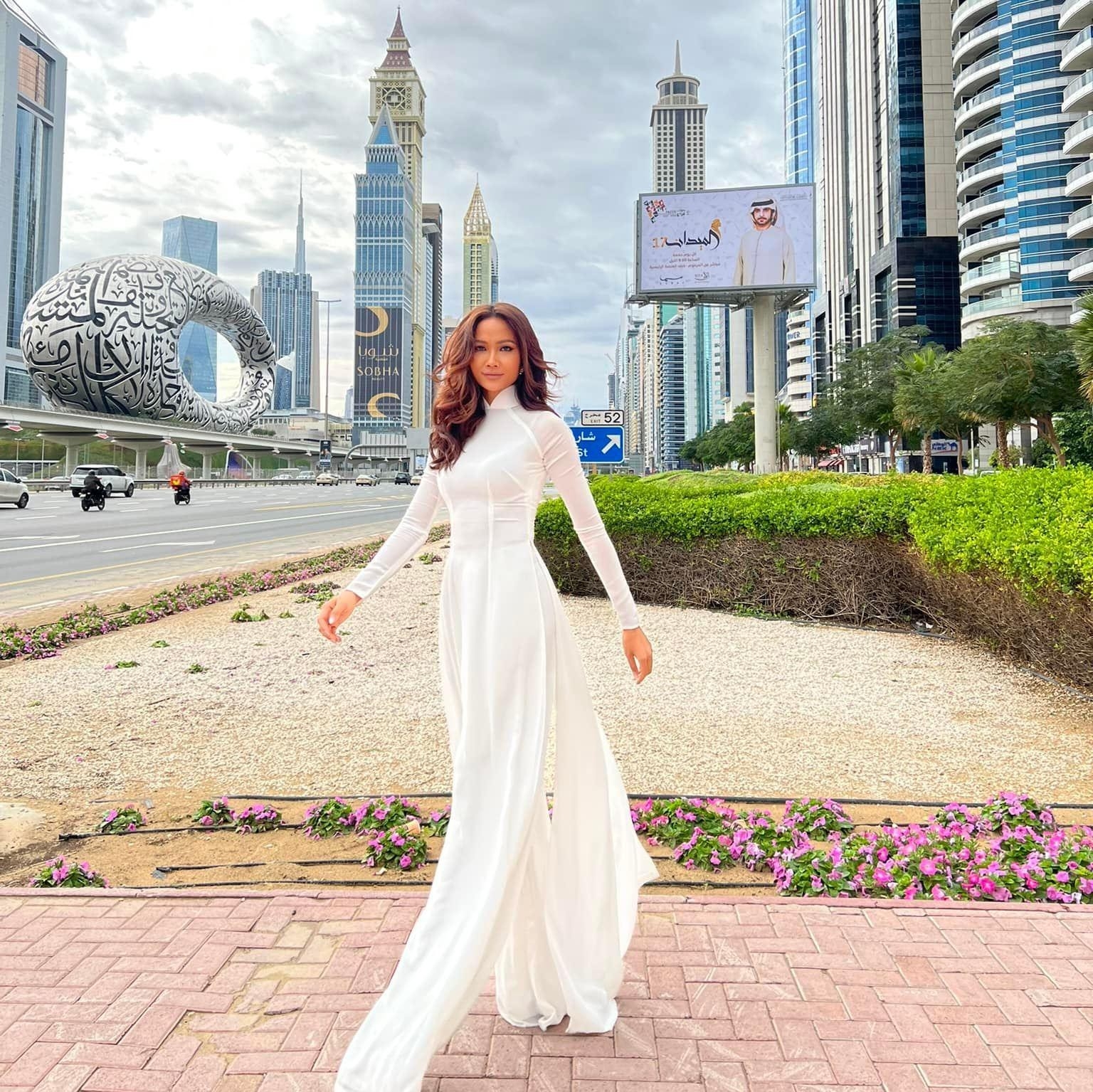 Để áo dài cất cánh...