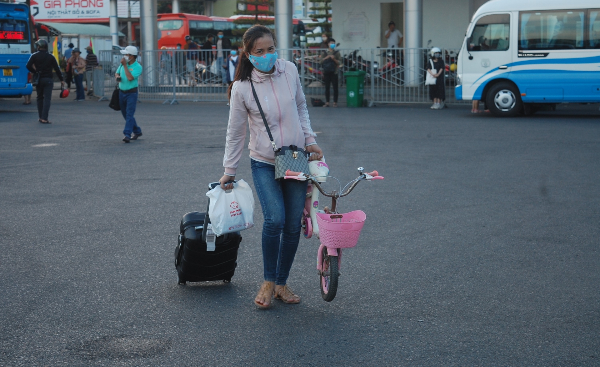 Đà Nẵng: Người lao động, công nhân đổ ra bến xe về quê nghỉ lễ