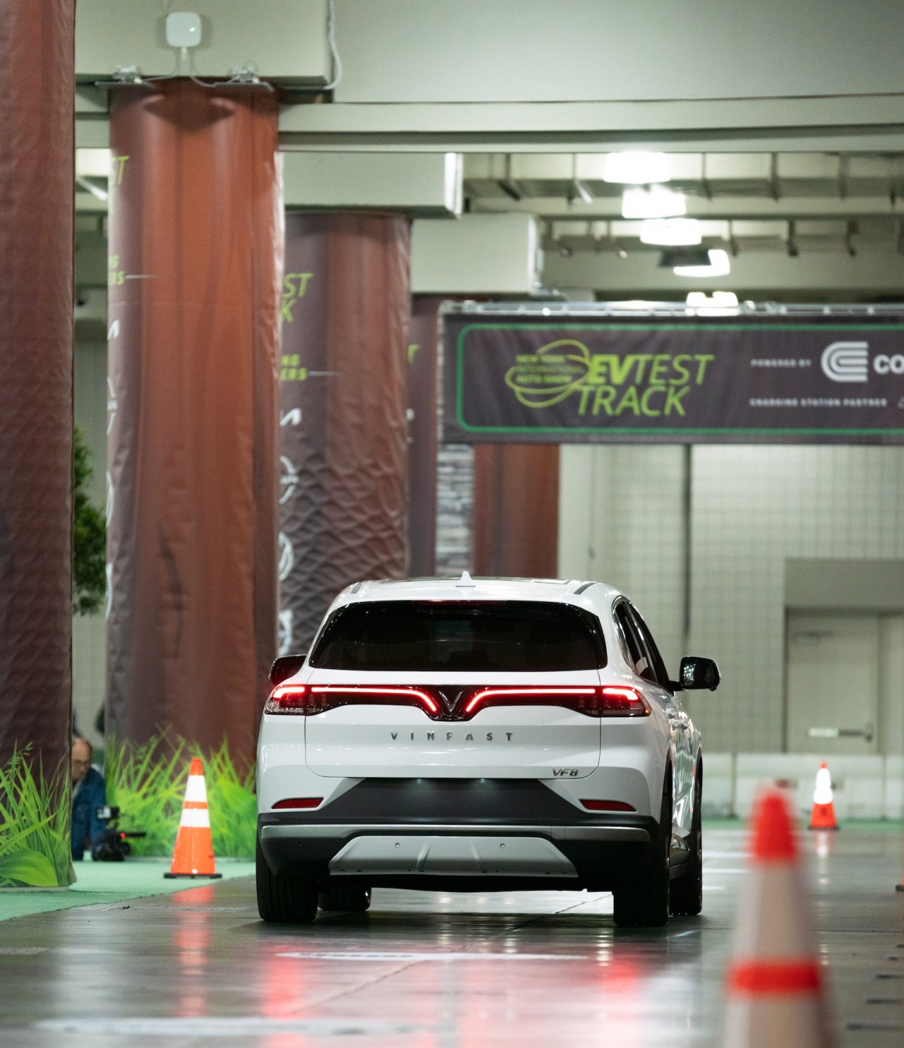 Người Mỹ nói gì sau khi trải nghiệm VinFast VF8 Người Mỹ nói gì sau khi trải nghiệm VinFast VF8