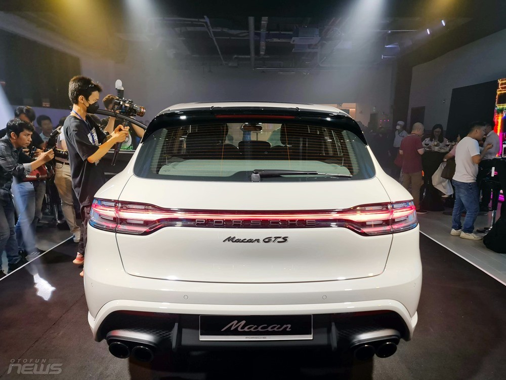Porsche Macan ra mắt, giá từ 2,99 tỷ đồng Porsche Macan ra mắt, giá từ 2,99 tỷ đồng