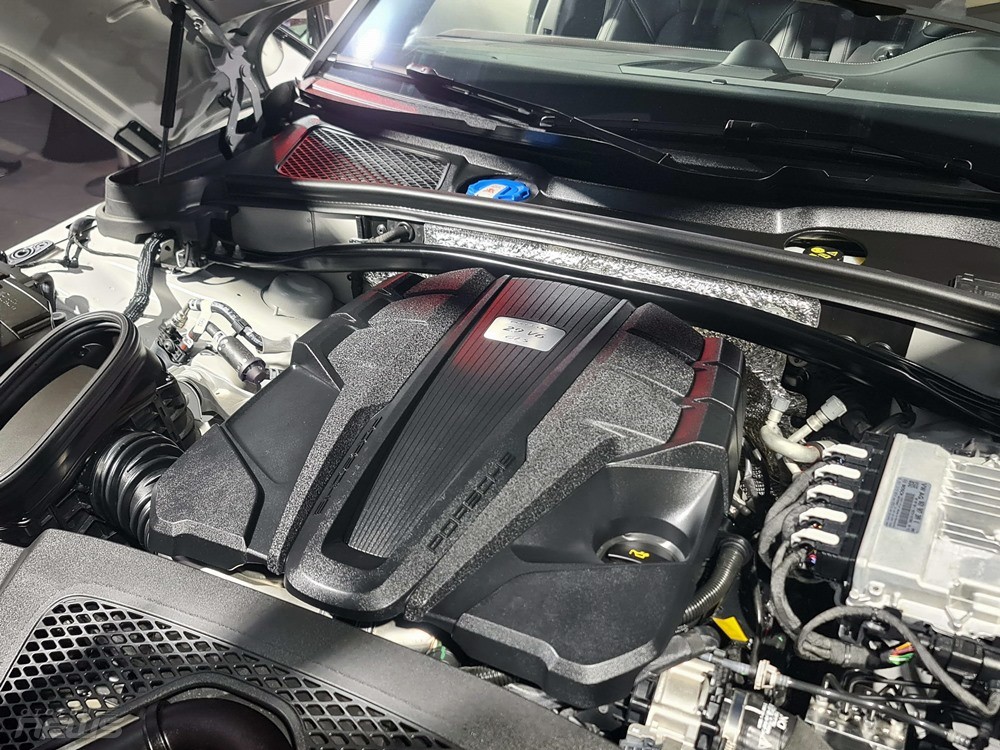 Porsche Macan ra mắt, giá từ 2,99 tỷ đồng Porsche Macan ra mắt, giá từ 2,99 tỷ đồng