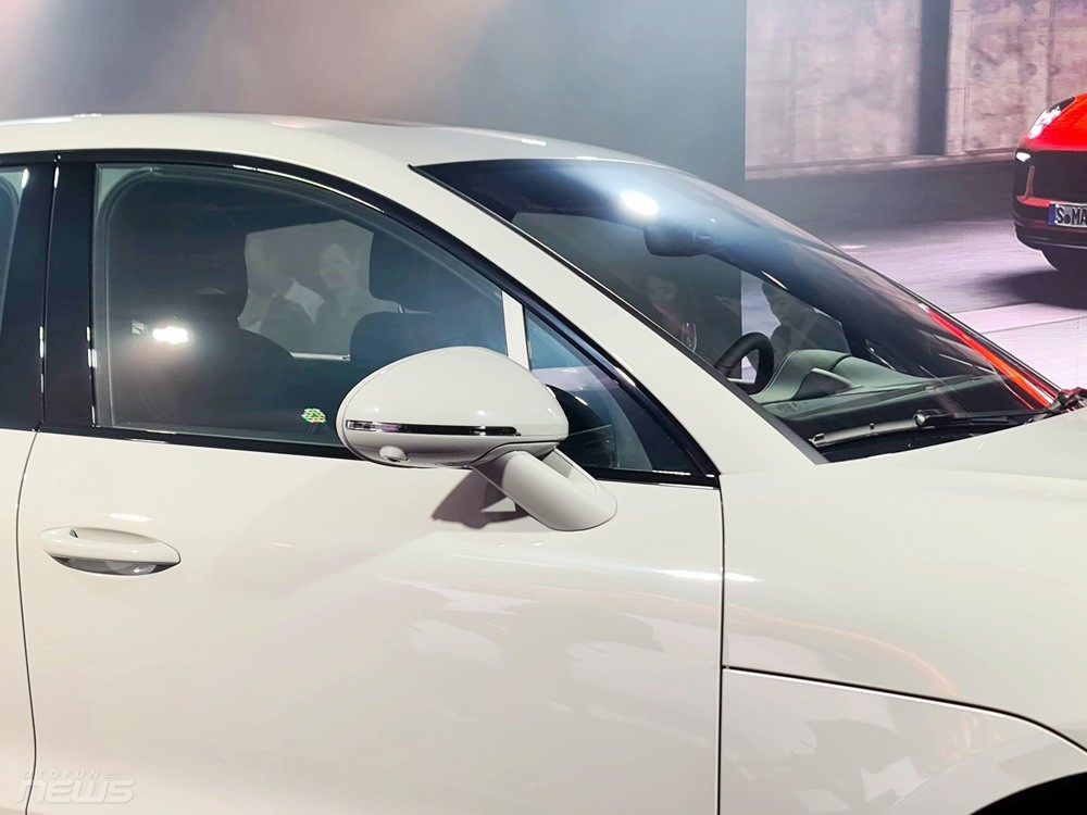 Porsche Macan ra mắt, giá từ 2,99 tỷ đồng và chưa bao gồm option Porsche Macan ra mắt, giá từ 2,99 tỷ đồng và chưa bao gồm option