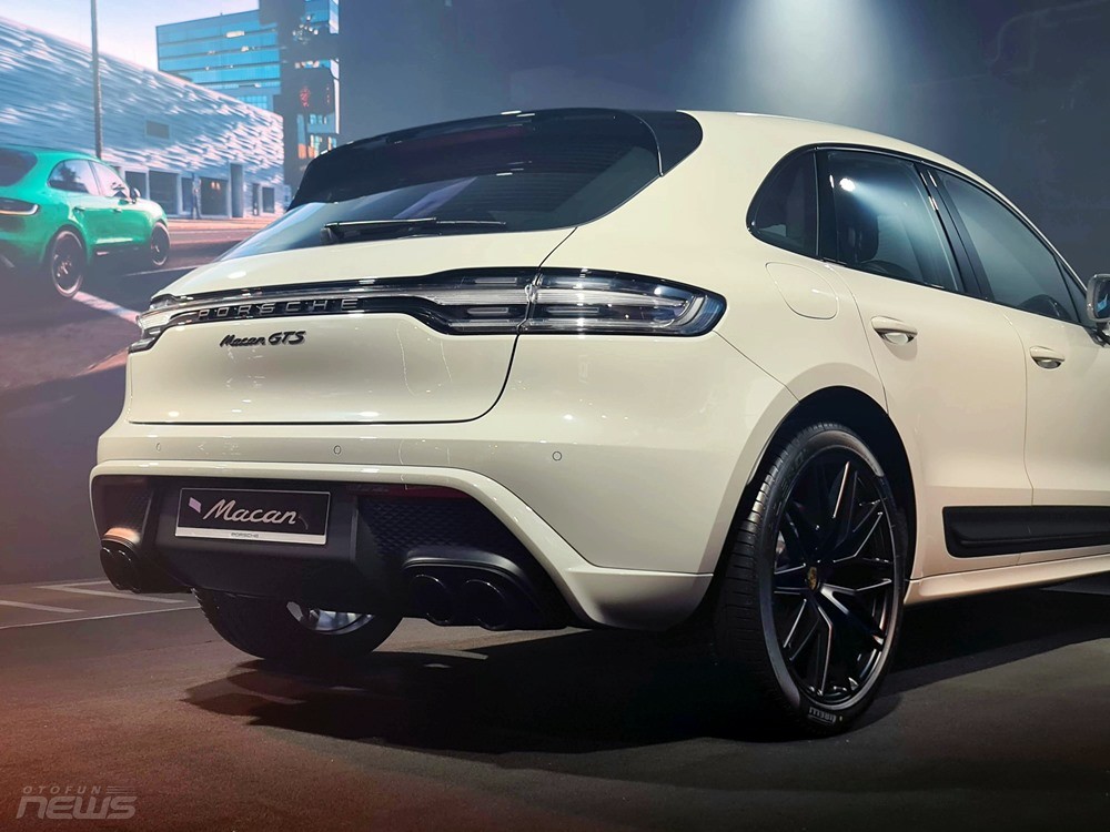 Porsche Macan ra mắt, giá từ 2,99 tỷ đồng Porsche Macan ra mắt, giá từ 2,99 tỷ đồng