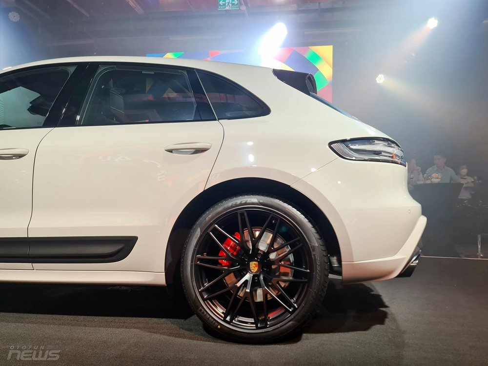 Porsche Macan ra mắt, giá từ 2,99 tỷ đồng Porsche Macan ra mắt, giá từ 2,99 tỷ đồng