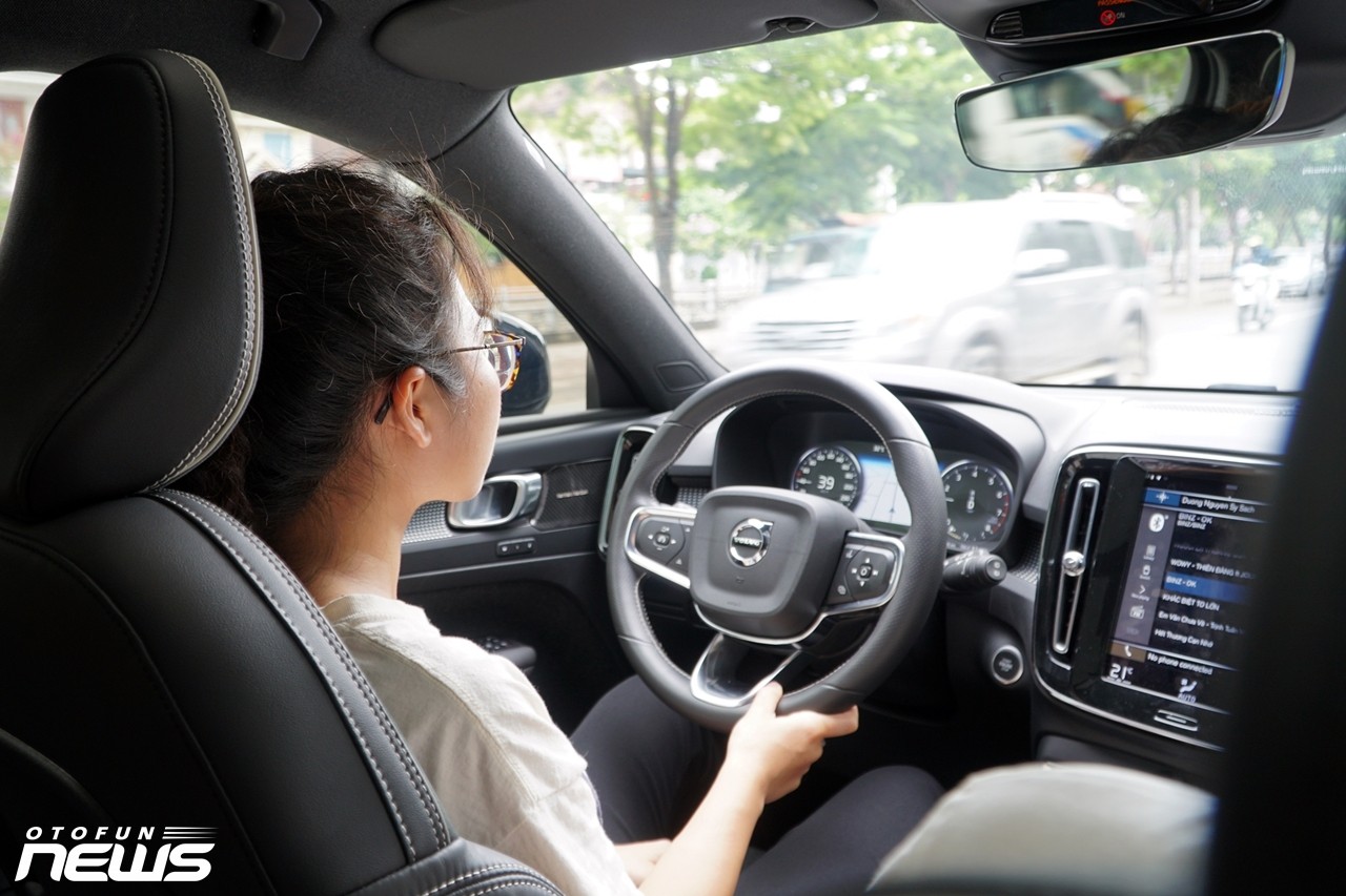 Khách hàng TP Vinh ấn tượng với khả năng vận hành của xe Volvo