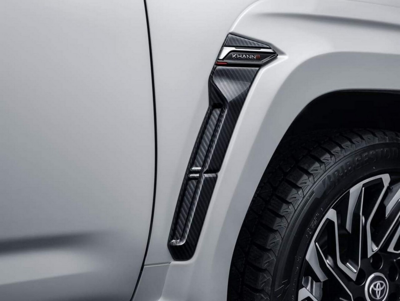 Toyota Land Cruiser 2022 độ thân rộng cực ngầu với các chi tiết bằng sợ carbon