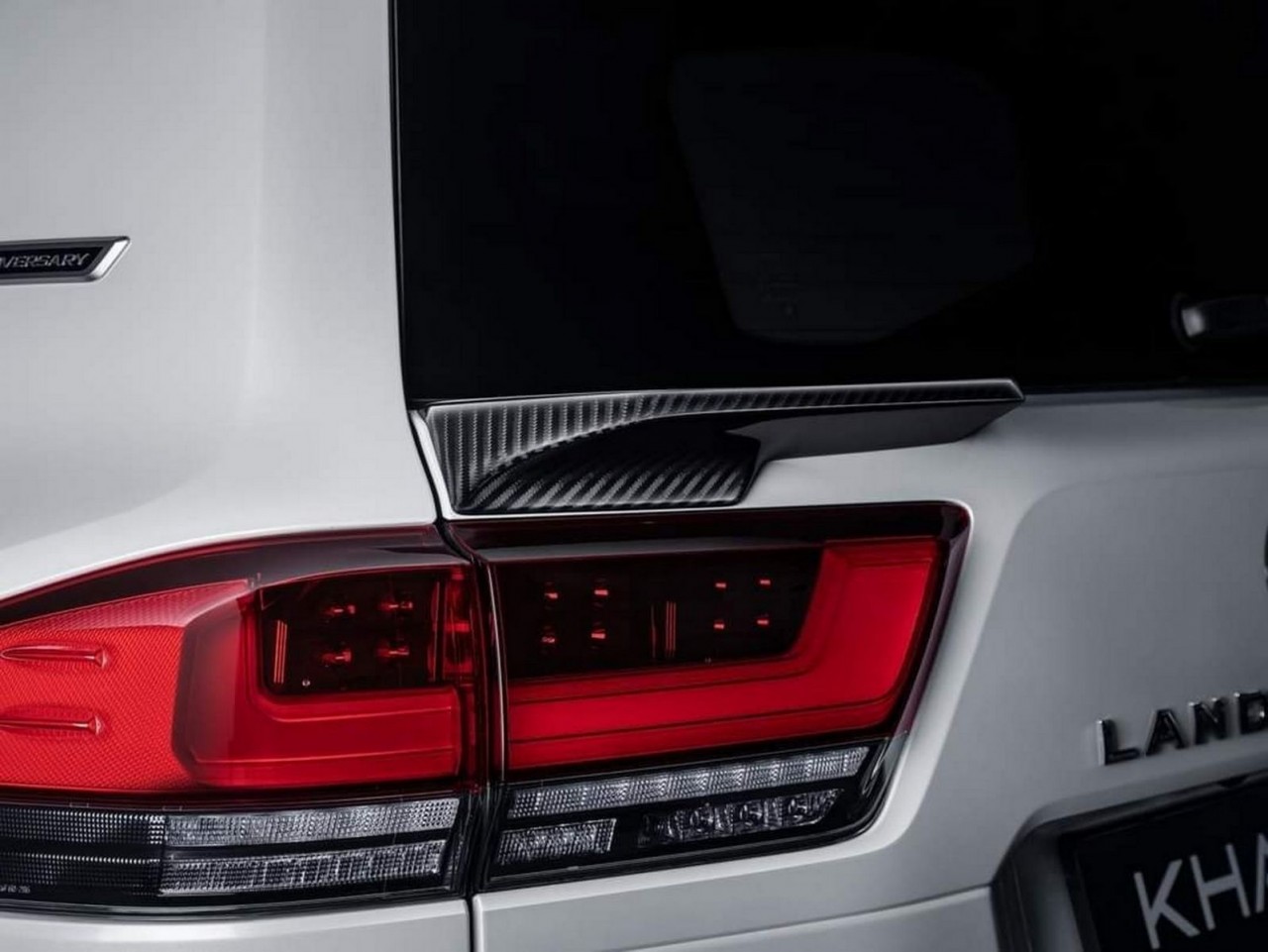 Toyota Land Cruiser 2022 độ thân rộng cực ngầu với các chi tiết bằng sợ carbon