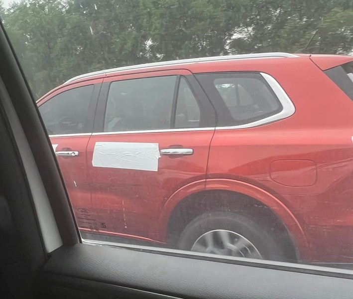 Bắt gặp Ford Everest 2022 'không che' chạy thử tại Hà Nội