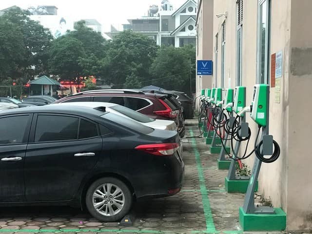 Tranh cãi: ô tô chạy xăng có được đỗ tại trạm sạc điện không?