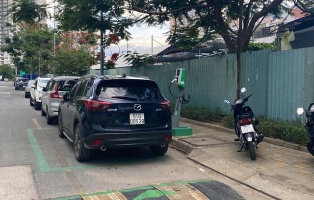 Tranh /></td> </tr> </tbody> </table></content> </item> <item> <id>24219</id> <domain>https://ofnews.vn</domain> <image>https://ofnews.vn/stores/news_dataimages/phuonghuyen/052022/27/12/croped/e226fa18ce5be575ce9f173eab69d462.png</image> <sub_title></sub_title> <title>Suzuki Ertiga 2022 từ 391 triệu đồng tại Indonesia, sắp về Việt Nam?</title> <description>Mẫu xe MPV Suzuki Ertiga 2022 dự kiến sẽ ra mắt thị trường Indonesia vào ngày 9/6 tới đây với giá từ 246 triệu Rupiah (khoảng 391 triệu đồng).</description> <author>Phương Huyền</author> <link>https://ofnews.vn/suzuki-ertiga-2022-tu-391-trieu-dong-tai-indonesia-sap-ve-viet-nam-24219.html</link> <ssource></ssource> <pubDate>2022-05-27 16:00:43</pubDate> <lang>vn</lang> <content><p style= Tranh cãi: ô tô chạy xăng có được đỗ tại trạm sạc điện không?