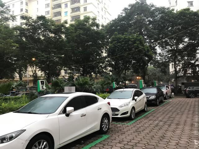 Tranh /></td> </tr> </tbody> </table> <table class= Tranh cãi: ô tô chạy xăng có được đỗ tại trạm sạc điện không?