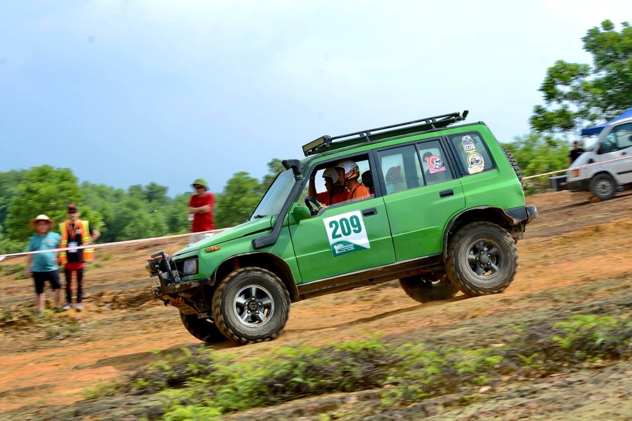 Kỷ niệm 10 năm thành lập CLB ô tô địa hình Hà Nội Kỷ niệm 10 năm thành lập CLB ô tô địa hình Hà Nội